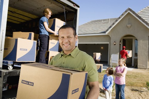 Local moving team working in Shepherds Bush